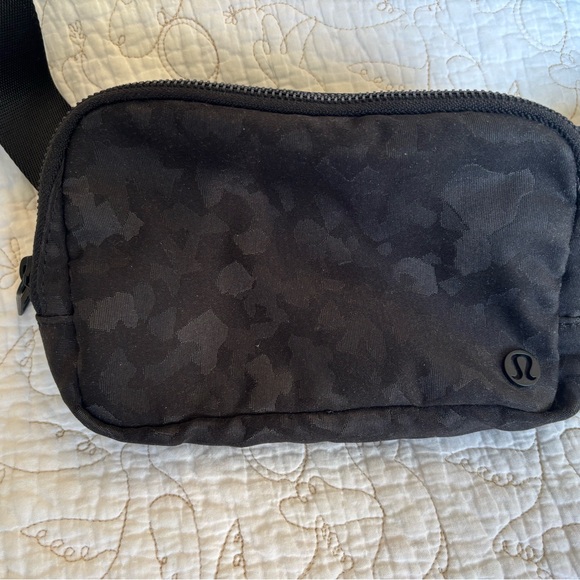 Lululemon Black Camouflage Belt Bag - Picture 2 of 4